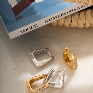 Brinco com decoração de strass