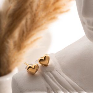 Brincos dourados com formato de Coração