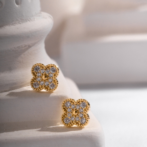 Brinco com decoração de strass