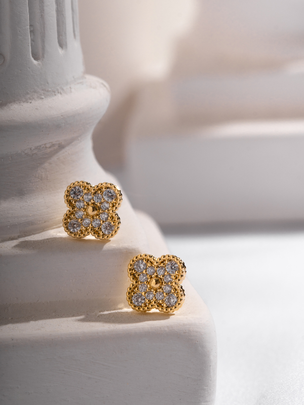 Brinco com decoração de strass