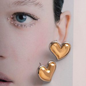 Brincos dourados com formato de Coração