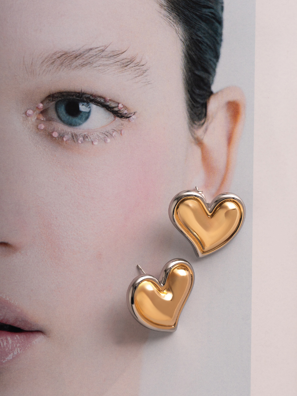 Brincos dourados com formato de Coração